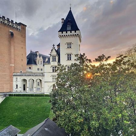 Vue Magique Sur Le Chateau Dans Un Quartier Populaire По Экстерьер фото
