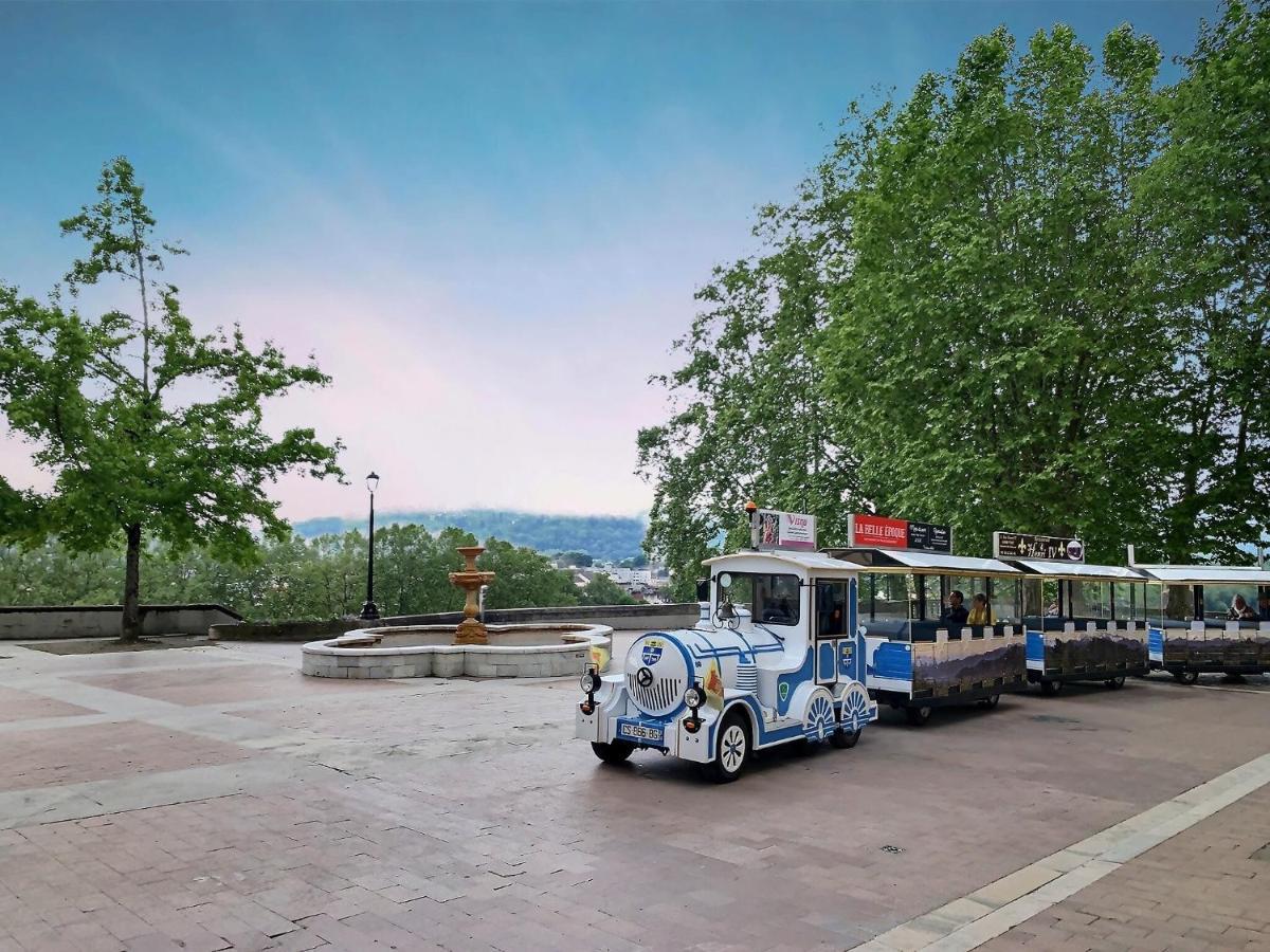 Vue Magique Sur Le Chateau Dans Un Quartier Populaire По Экстерьер фото